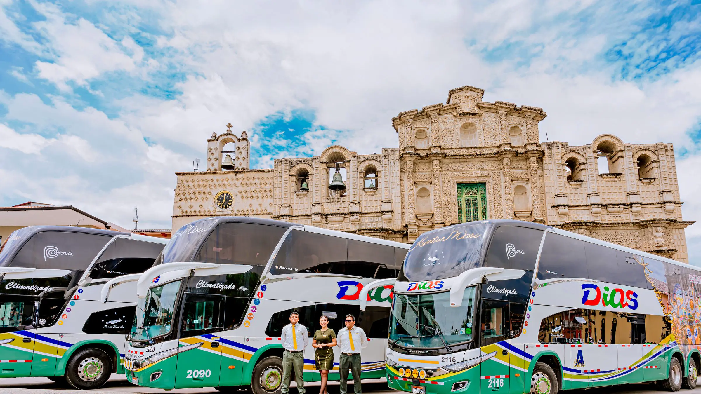 Flota y tripulación de Turismo Dias frente a una iglesia colonial en Cajamarca